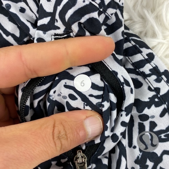 Lululemon Tracker Short III *4-way Stretch Brushed Animal White Black / Black - Picture 2 of 5